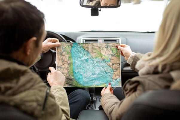 Laki-laki dan perempuan sedang membaca maps (Freepik.com - Almuhtada.org)