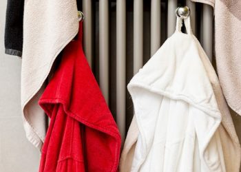 Pakaian Jatuh di Kamar Mandi? Tetap Suci atau Najis?