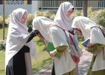 Saat Cahaya Ilmu Padam Karena Adab yang Hilang