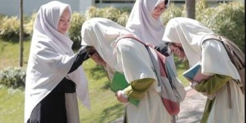 Saat Cahaya Ilmu Padam Karena Adab yang Hilang