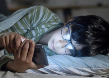 Cahaya Hidayah atau Cahaya Layar Ponsel : Saat Hati Lebih Nyaman di Dunia Maya