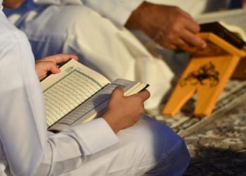 Salat, Tapi Takut Ayat Al-Quran yang Dibaca Salah? Bolehkah Membawa Mushaf?