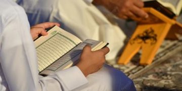 Salat, Tapi Takut Ayat Al-Quran yang Dibaca Salah? Bolehkah Membawa Mushaf?
