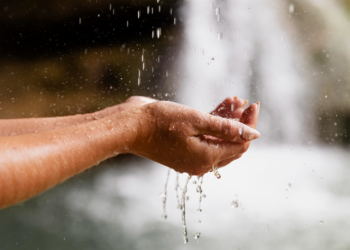 Membantu Wudhu untuk Orang Sakit? Apakah Boleh?
