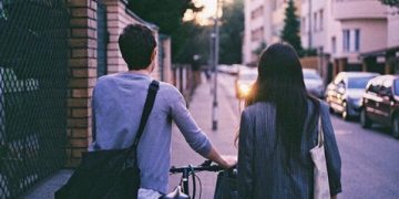 Bagaimana Pola Pemikiran Jatuh Cinta Pria VS Wanita Dalam Suatu Hubungan?