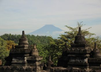 Ketika Takhta Butuh Dewa, Bagaimana Raja-Raja Nusantara Menggunakan Hindu-Buddha untuk Legitimasi?