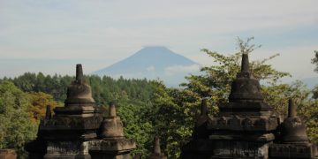 Ketika Takhta Butuh Dewa, Bagaimana Raja-Raja Nusantara Menggunakan Hindu-Buddha untuk Legitimasi?
