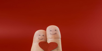 Mencintai dalam Diam atau Menjaga dalam Diam?