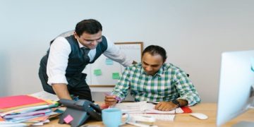 Hati-Hati Ketika Memuji Karena Dapat Mematahkan Punggung! Inilah Seni Memuji dalam Islam