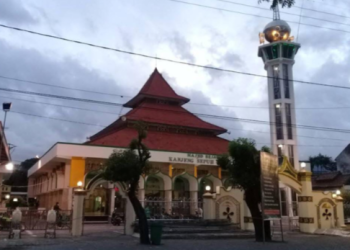 Bukan Sekadar Ziarah: Mengenal Tradisi Spiritual Masjid Besar Kanjeng Sepuh