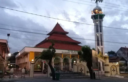 Bukan Sekadar Ziarah: Mengenal Tradisi Spiritual Masjid Besar Kanjeng Sepuh