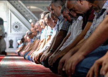 Haruskah Makmum Menyelesaikan Al-Fatihah Jika Imam Sudah Ruku’? Ini Penjelasan Para Ulama