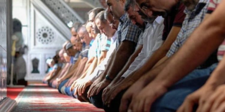 Haruskah Makmum Menyelesaikan Al-Fatihah Jika Imam Sudah Ruku’? Ini Penjelasan Para Ulama