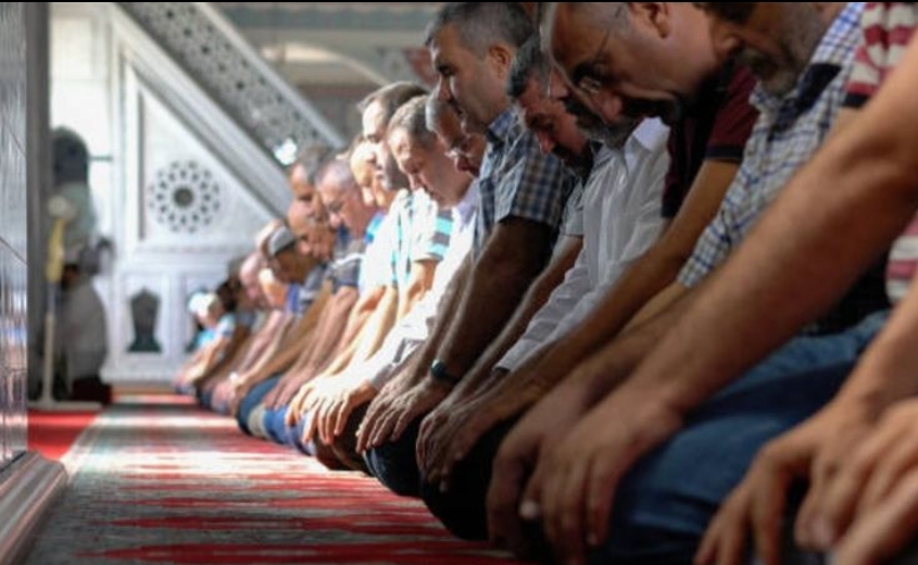 Haruskah Makmum Menyelesaikan Al-Fatihah Jika Imam Sudah Ruku’? Ini Penjelasan Para Ulama