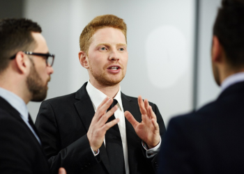 Mendengarkan Kebenaran: Perlukah Melihat Siapa yang Berbicara?