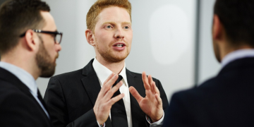 Mendengarkan Kebenaran: Perlukah Melihat Siapa yang Berbicara?