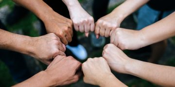 Kekompakan di Era Sekarang: Fondasi Kebersamaan di Tengah Individualisme