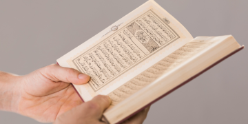 Membaca Al-Quran Sendirian, Lebih Baik Target Waktu atau Lembar?